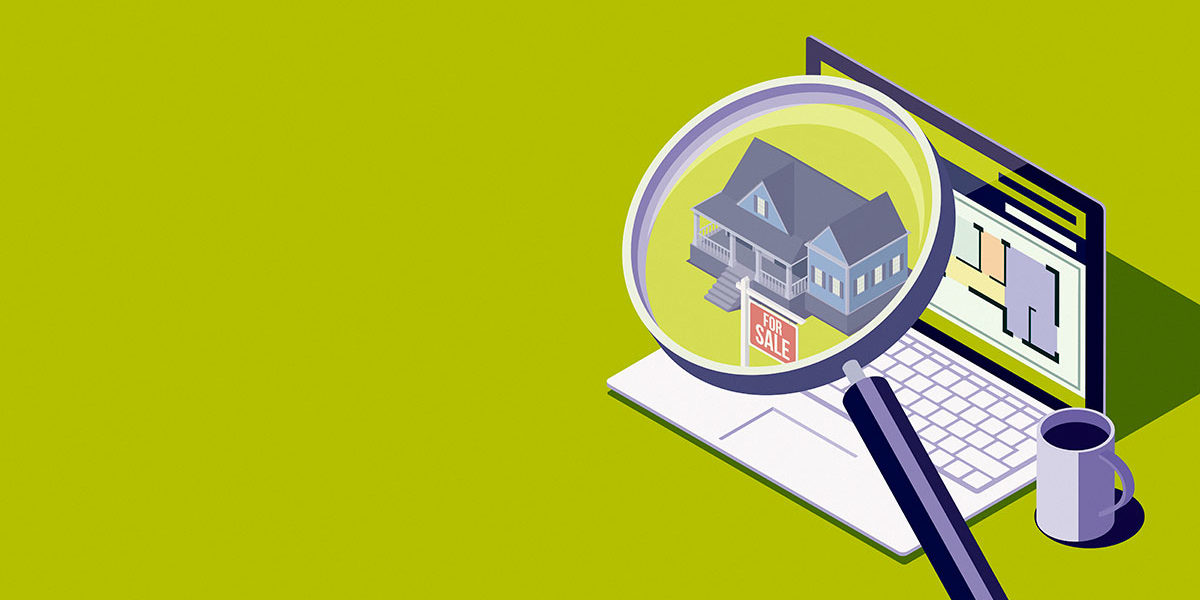 Immobilie inserieren Eine Lupe über einem Laptop mit einem Immobilieninserat neben einer Tasse Kaffee vor einem grünen Hintergrund / Immobilie inserieren