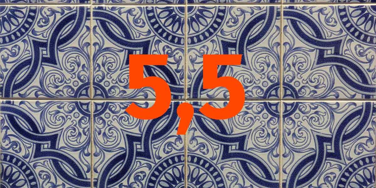 Auf blauen Badfliesen steht 5,5 in oranger Schrift | Barrierefreie Immobilie