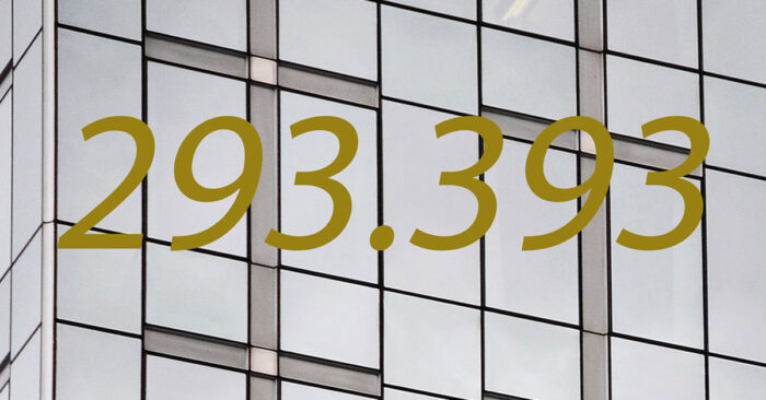Neubauwohnungen Die Zahl 293393 in Gold vor einer Fensterwand - Neubauwohnungen