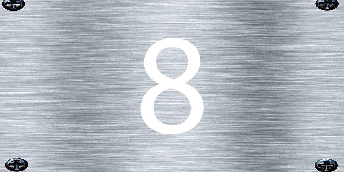 Immobilie im All Auf einer Metallplakette mit 4 Schrauben steht eine weiße 8 | Immobilie im All