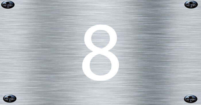 Immobilie im All Auf einer Metallplakette mit 4 Schrauben steht eine weiße 8 | Immobilie im All