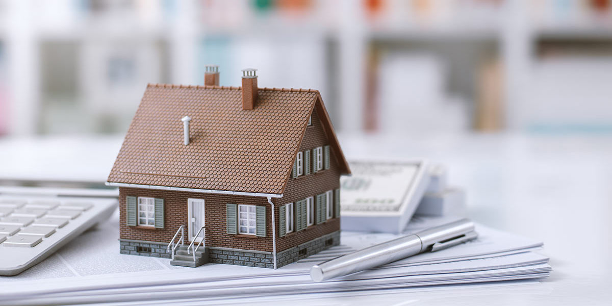 Lastenfreiheit Ein Häuschen steht auf einem Stapel Papiere - Lastenfreiheit