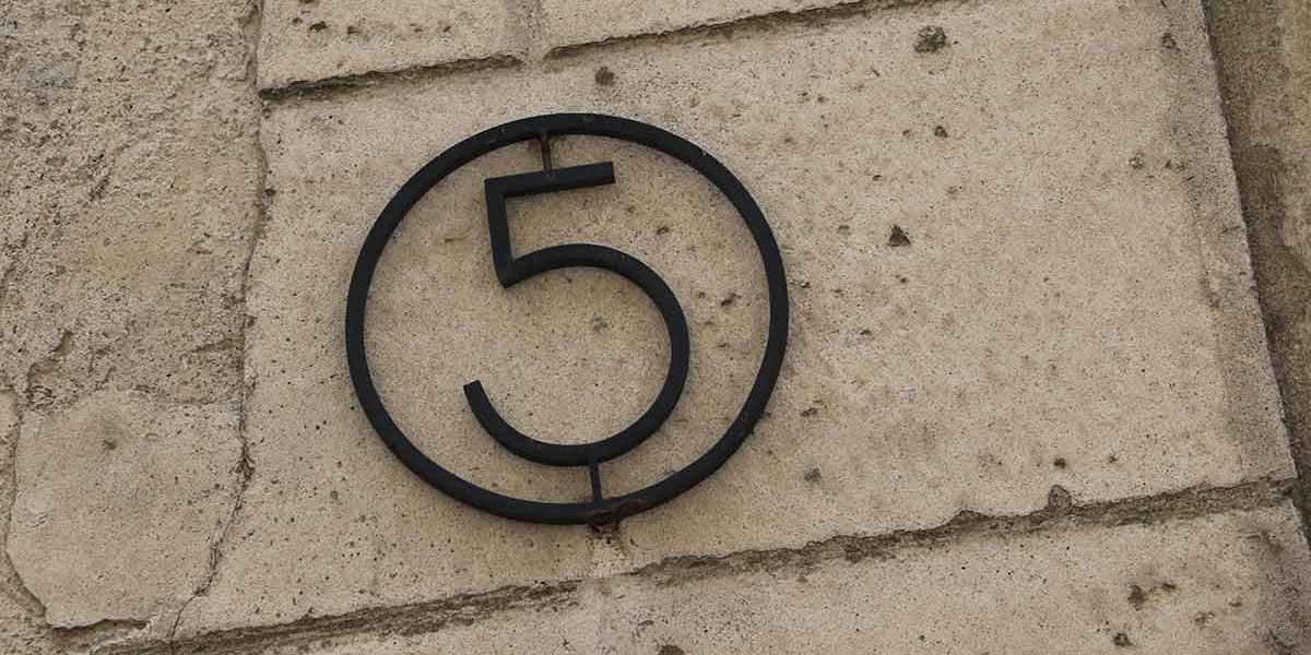 Erneuerbare Energien Eine eiserne fünf in einem Ring an einer Hauswand | Erneuerbare Energien