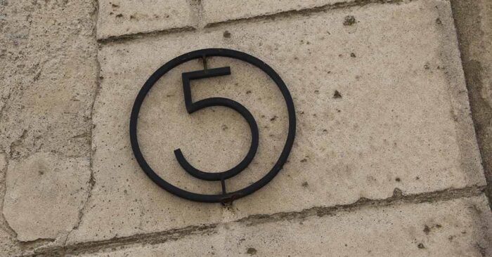Erneuerbare Energien Eine eiserne fünf in einem Ring an einer Hauswand | Erneuerbare Energien