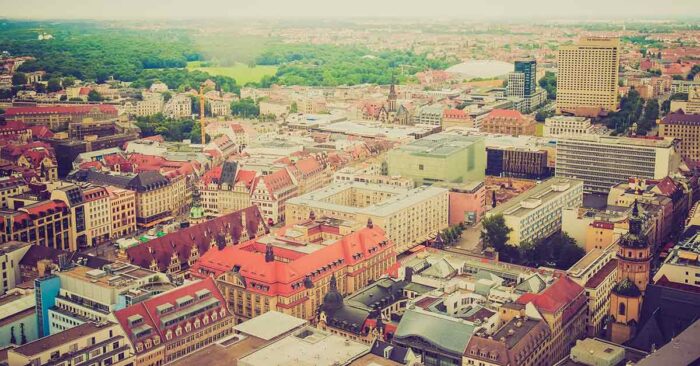 Steigende Immobilienpreise 2023 Eine Stadt aus der Vogelperspektive - Steigende Immobilienpreise 2023