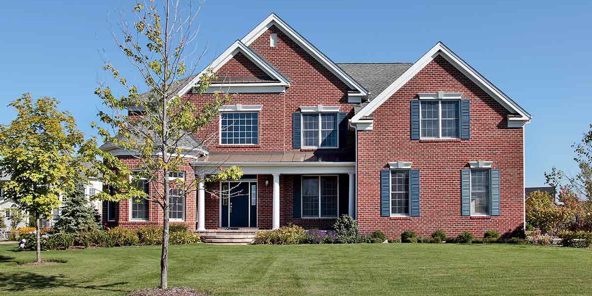 Der beste Preis für meine Immobilie Ein EInfamilienhaus aus roten Backsteinen mit Garten - Der beste Preis für meine Immobilie