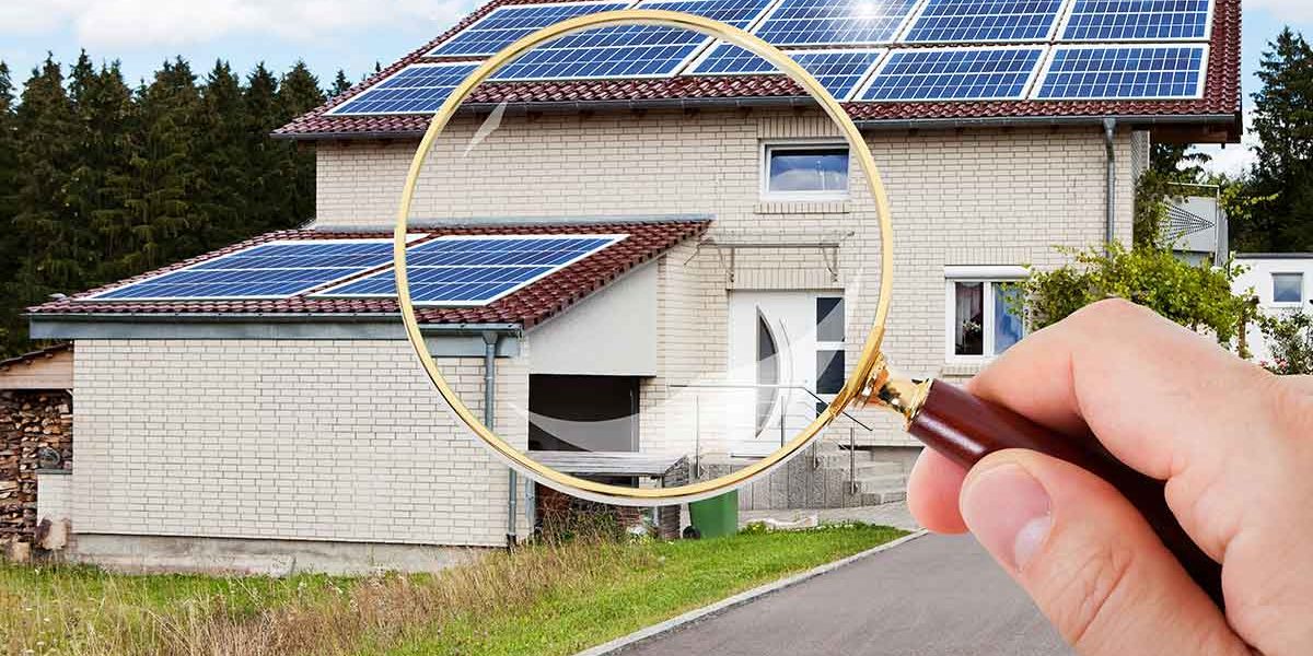 Suchauftrag Eine Hand mit Lupe vor einem Haus mit Garage - Suchauftrag