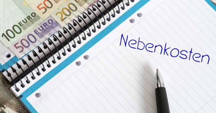 Nebenkosten Das Wort "Nebenkosten" auf einem Block geschrieben mit einem Kugelschreiber - Nebenkosten