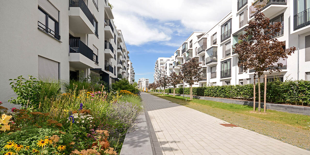 Eigentümergemeinschaft Ein Gehweg mit Gebäuden - Eigentümergemeinschaft