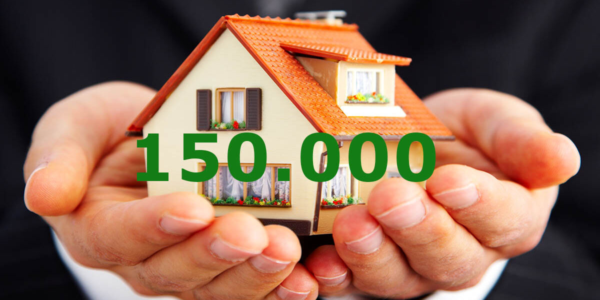 Kfw Zuschuss Ein paar Hände halten ein Spielzeughaus mit der Zahl 150000 - Kfw Zuschuss