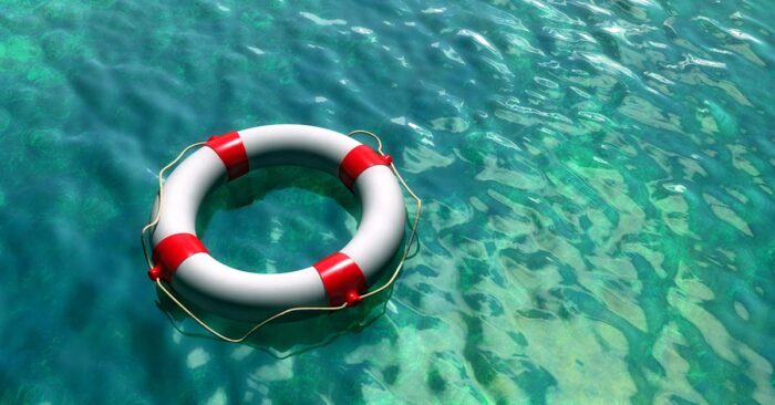 Rettungsring der auf dem offenen Meer schwimmt als Symbol für Absicherungen fuer Immobilieneigentuemer