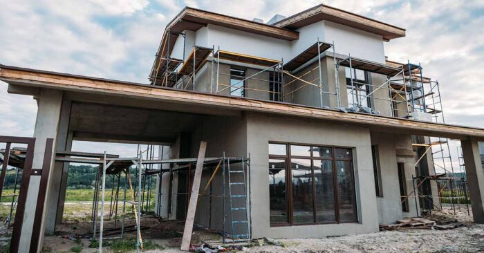 Ein Rohbau, bei dem die Gerüste teilweise noch stehen | Baugenehmigungen im Tief