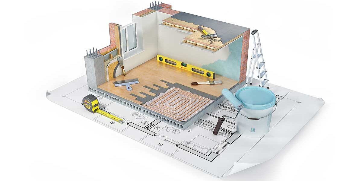 Sanieren vor dem Verkauf Querschnitt eines Hauses ohne Dach, das auf einem Grundrissplan steht. In und neben dem Haus Utensilien, die man für die Renovierung braucht. | Sanieren vor dem Verkauf