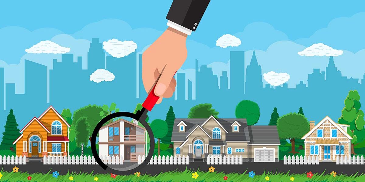 Immobilie finden 2024 Illustration: eine übergroße Hand kommt aus dem oberen Bildrand und hält eine Lupe auf ein Einfamilienhaus, im Hintergrund befindet sich die Silhouette einer Großstadt | Immobilie finden 2024