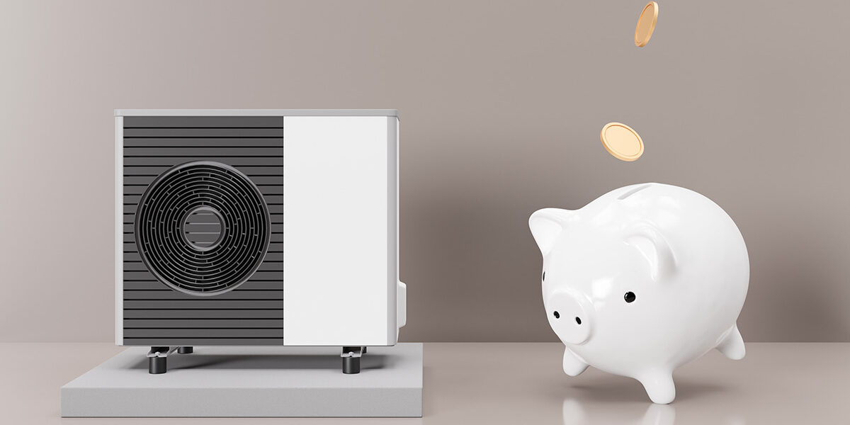 Energetische Sanierung Vor einer braunen Wand steht links eine Wärmepumpe, rechts steht ein Sparschwein auf einem Bein, dem vorderen linken, die anderen Beine schweben in der Luft, von oben Fallen Goldmünzen in das Sparschwein | Energetische Sanierung