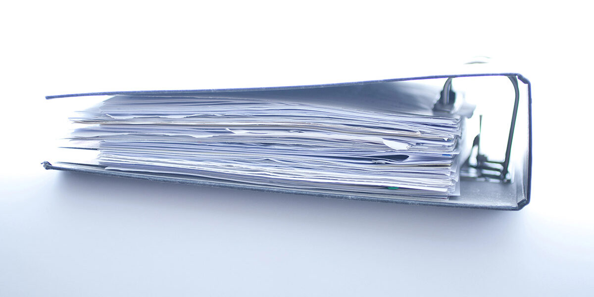 Erbimmobilie Ein Ordner mit relevanten Unterlagen für das Immobilienerbe und den Immobilienverkauf | Erbimmobilie