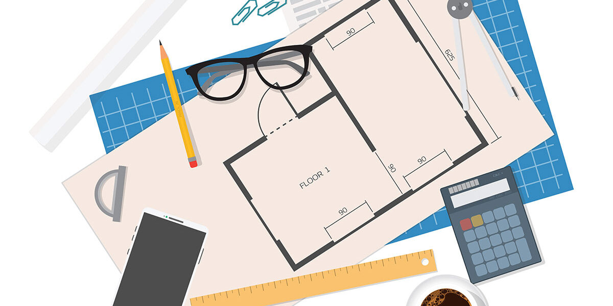 Immobilienfinanzierung mit Wohnriester Auf einem Grundriss liegen ein Taschenrechner, Brille, Bleistift und Geodreieeck, davor steht eine Kaffeetasse | Immobilienfinanzierung mit Wohnriester