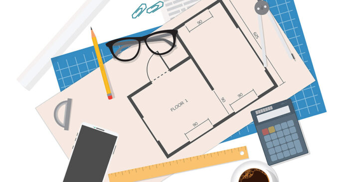 Auf einem Grundriss liegen ein Taschenrechner, Brille, Bleistift und Geodreieeck, davor steht eine Kaffeetasse | Immobilienfinanzierung mit Wohnriester