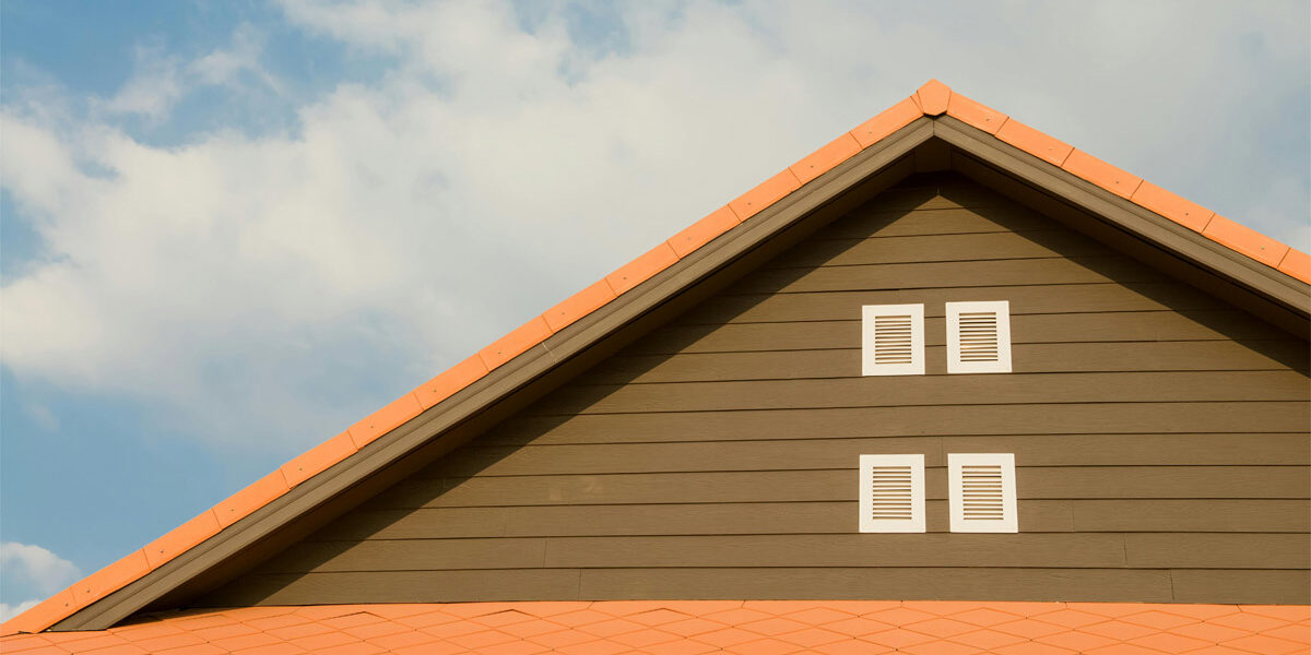 Der Giebel von einem Haus