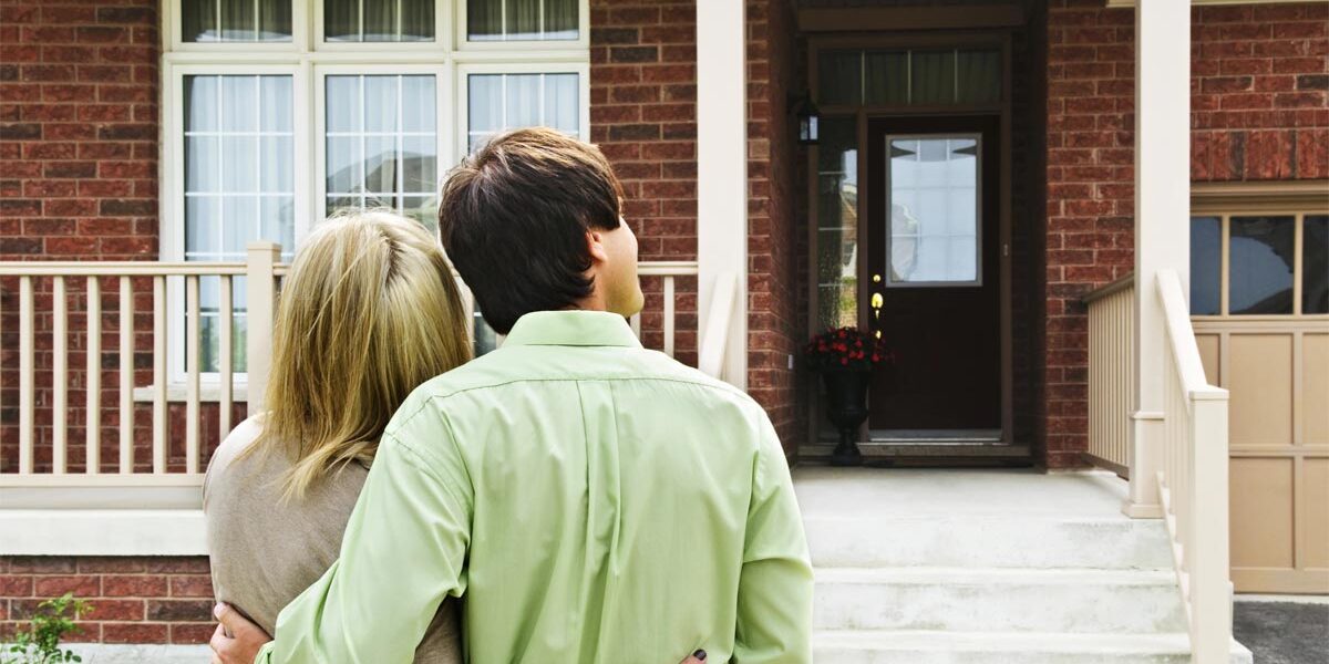 Paar steht vor der Traumimmobilie | Immobilienkauf