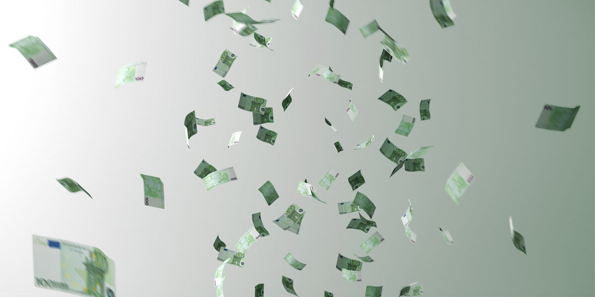 Möglichkeiten der Immobilienfinazierung Fliegende Geldscheine, Geldregen