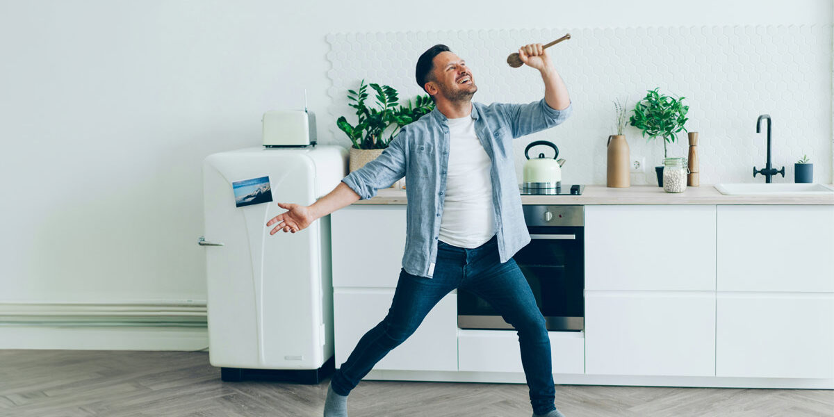 4 Tipps für die günstigere Traumwohnung Jemand freut sich in seiner neuen wohnung