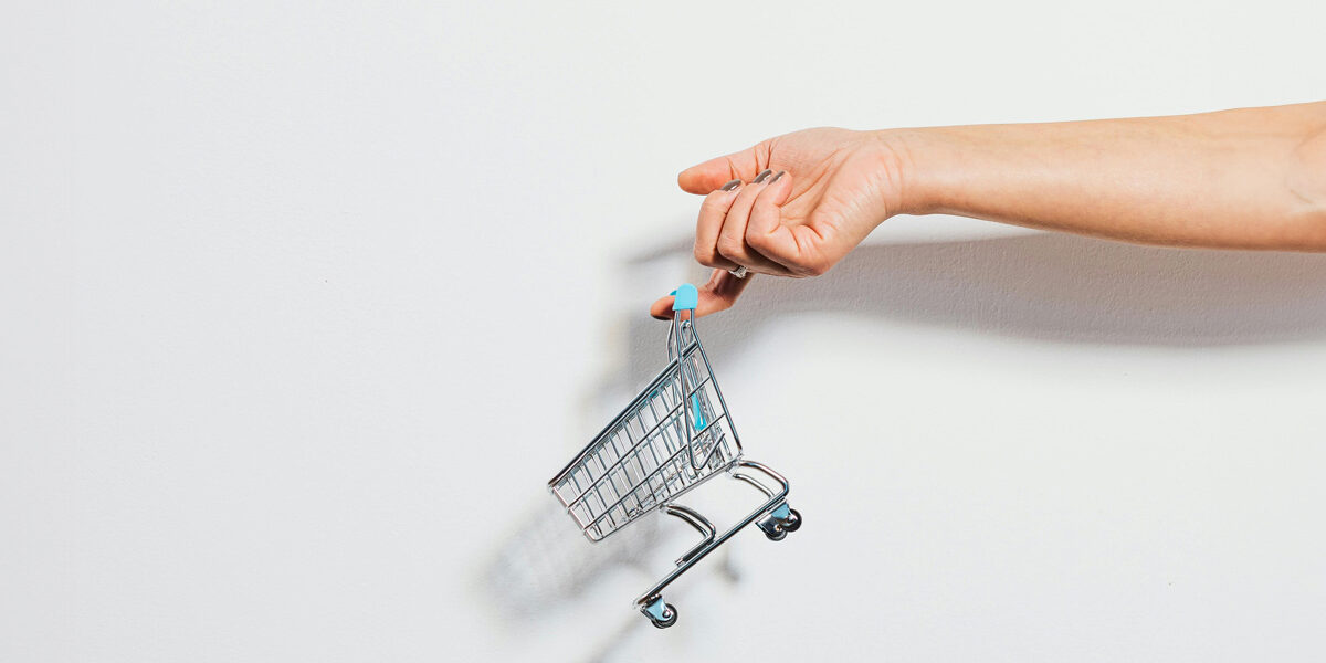 24_06_KW26_pexels-5650028_Klein_Copyright_karolina-grabowska Ein Einkaufswagen der den immobilienkauf symbolisiert