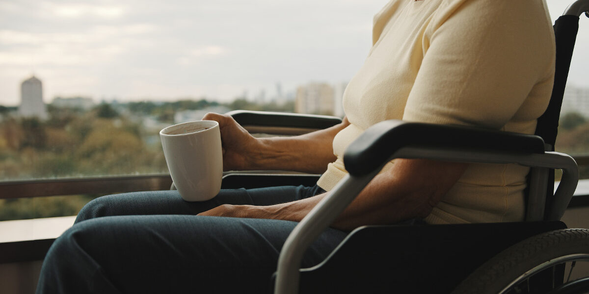 ein Mensch im Rollstuhl