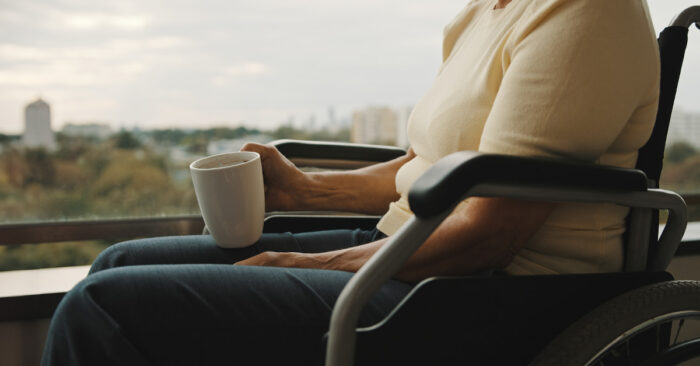 ein Mensch im Rollstuhl