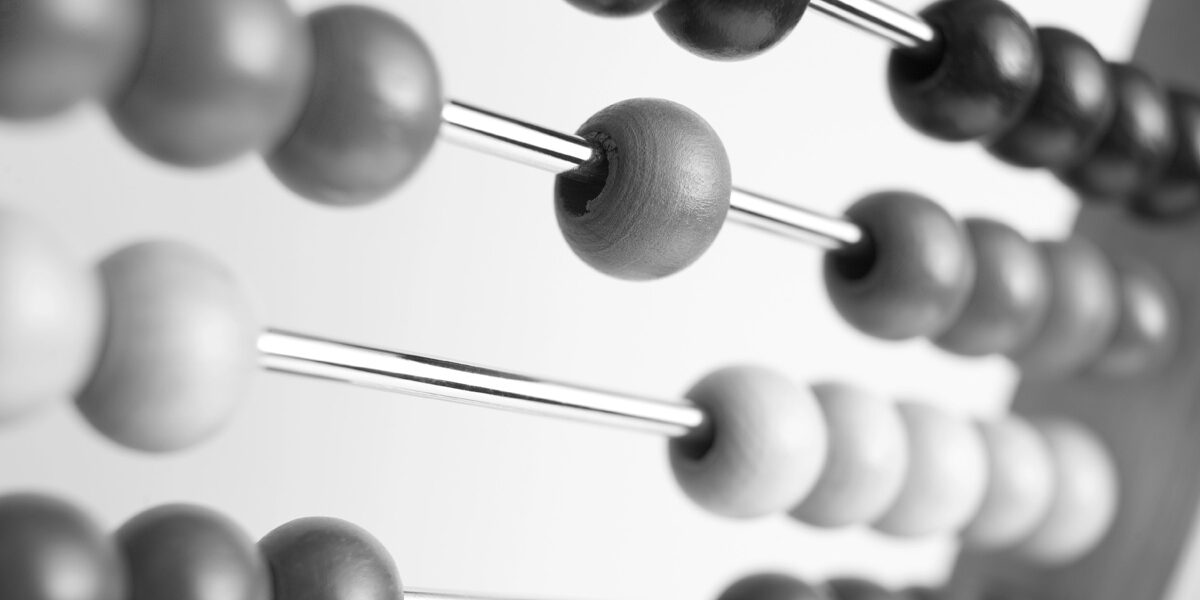 So legt man den Angebotspreis für eine Immobilie fest Ein Rechenschieber als Symbol für den optimalen Angebotspreis