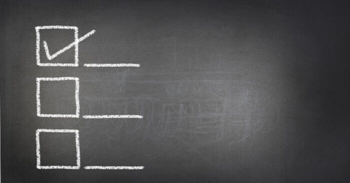 eine Tafel mit Checkliste