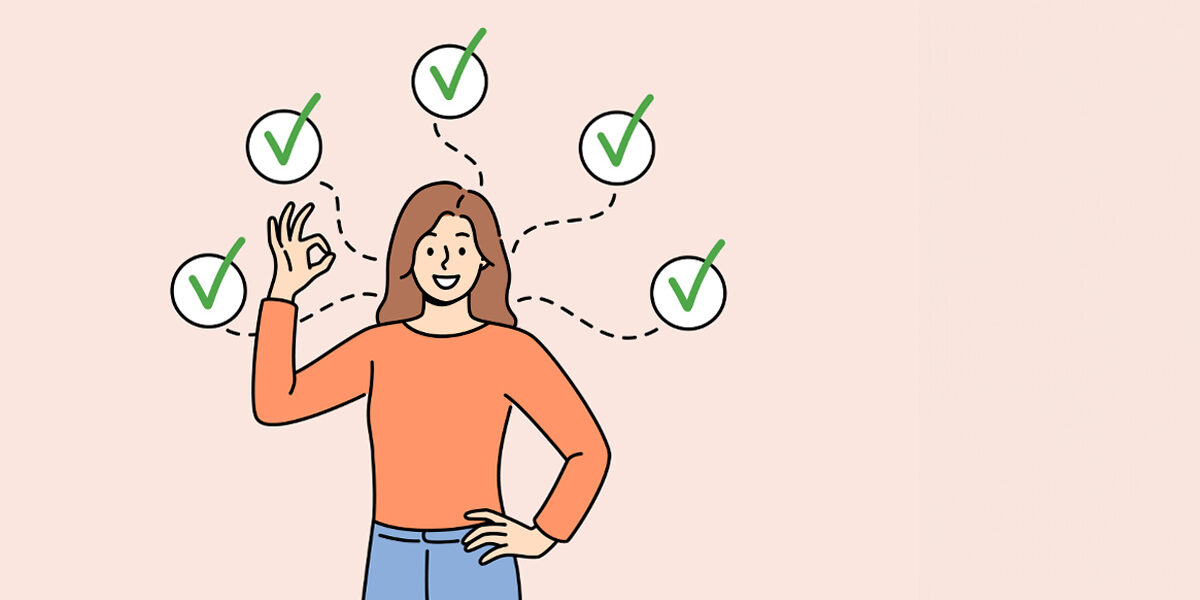 Zeichnung einer Frau, die eine Checkliste abhakt, symbolisiert durch grüne Häkchen