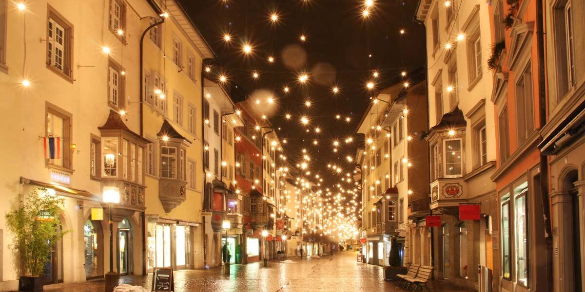 Immobilienbewertung Eine für Weihnachten festlich geschmückte Einkaufsstraße in einer Kleinstadt | Immobilienbewertung