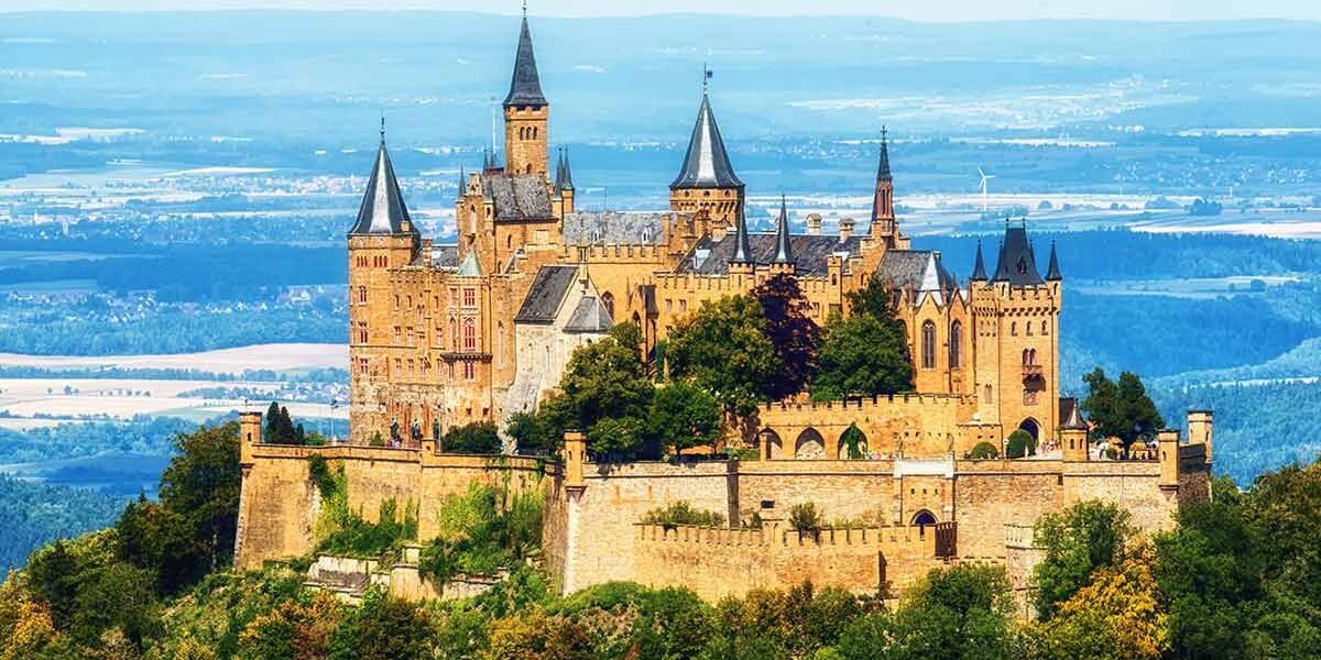 Immobilienkauf Ein Schloss auf einem Berg als Traumhaus | Immobilienkauf