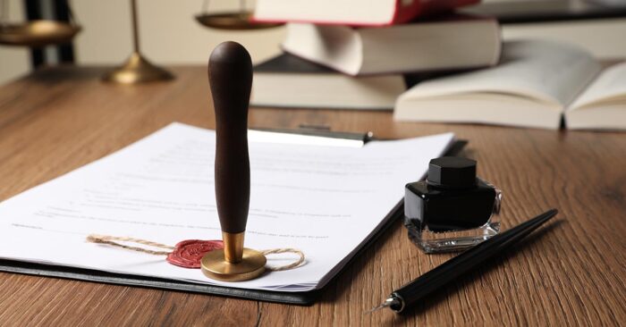 Notartermin Notarielle Urkunde mit Siegelstempel, Tintenfass und Feder auf einem Holztisch – Symbolbild für Testament, Erbschaft oder rechtliche Beglaubigung | Notartermin