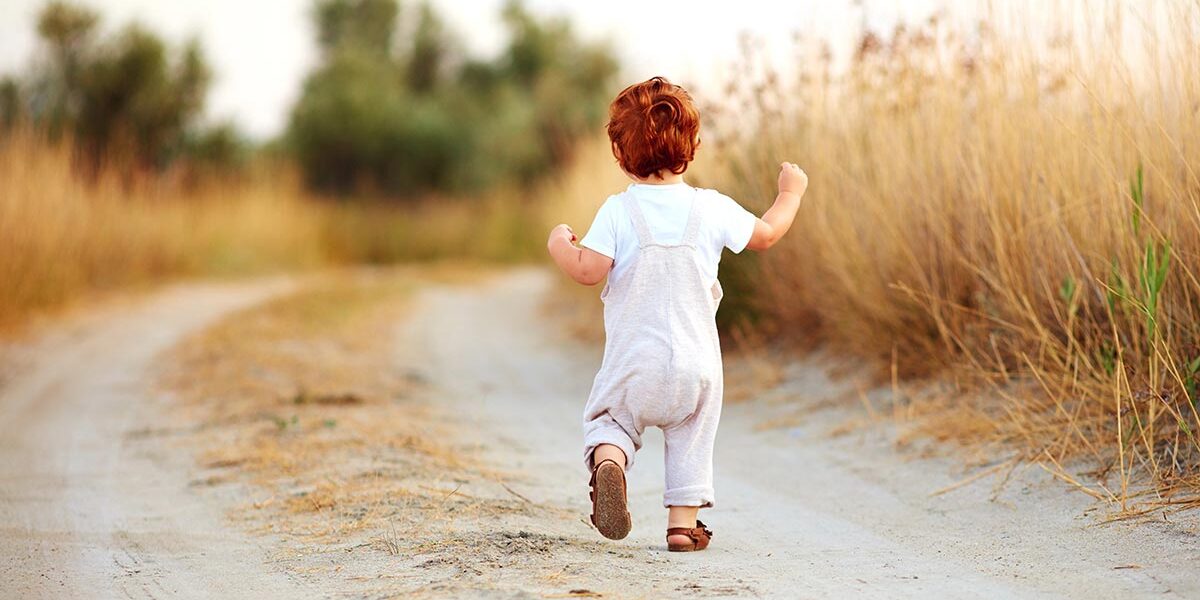 Checkliste Immobilienkauf Ein Kleinkind bei seinen ersten Schritten als Symbol für das Meistern aller Schritte beim Immobilienkauf | Checkliste Immobilienkauf