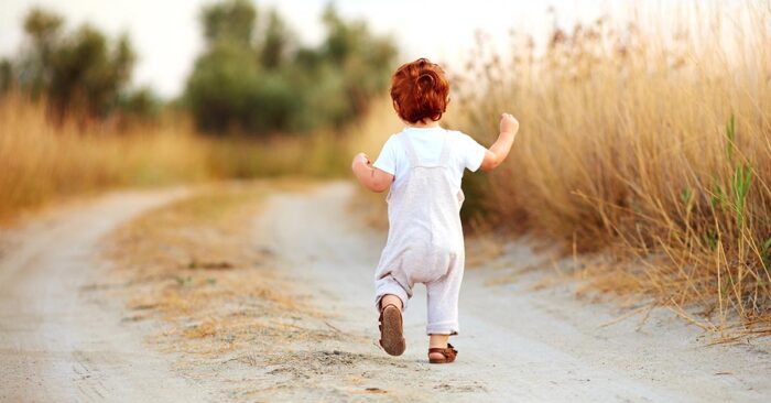Ein Kleinkind bei seinen ersten Schritten als Symbol für das Meistern aller Schritte beim Immobilienkauf | Checkliste Immobilienkauf