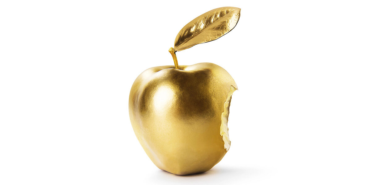 Ein goldener angebissener Apfel als Symbol für die Immobilie als Streitobjekt im Scheidungsfall von Ehepaaren | Immobilie in der Scheidung