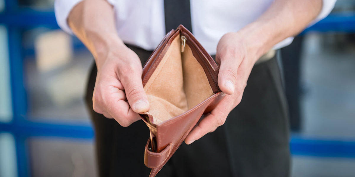 Ohne Rücklagen ins Eigenheim ein leeres Portemonnaie symbolisch für Eigenheim kaufen ohne Rücklage und Eigenkapital