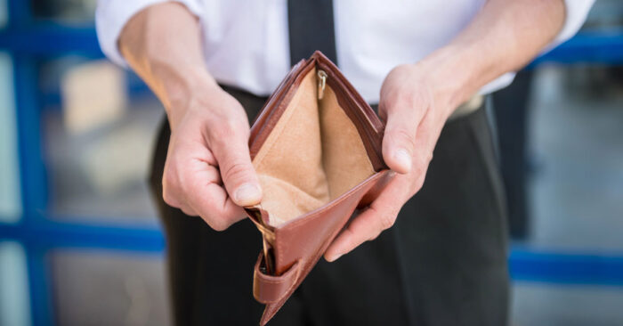 ein leeres Portemonnaie symbolisch für Eigenheim kaufen ohne Rücklage und Eigenkapital