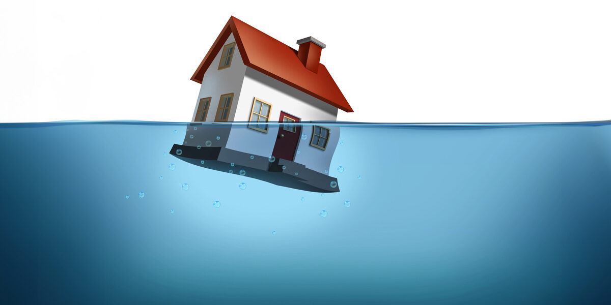 Ein Haus versinkt im Wasser – eine starke Metapher für Eigentümer in finanzieller Schieflage. Das Bild steht sinnbildlich für den drohenden Verlust der Immobilie durch Zwangsversteigerung und verdeutlicht die Dringlichkeit rechtzeitigen Handelns | Zwangsversteigerung bei Immobilien vermeiden