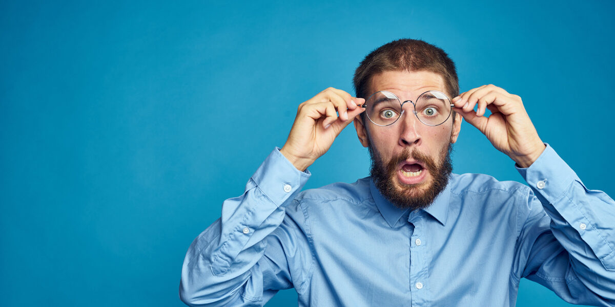 Ein erstaunter Mann, der seinen Augen nicht traut