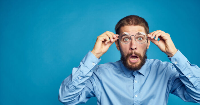 Ein erstaunter Mann, der seinen Augen nicht traut
