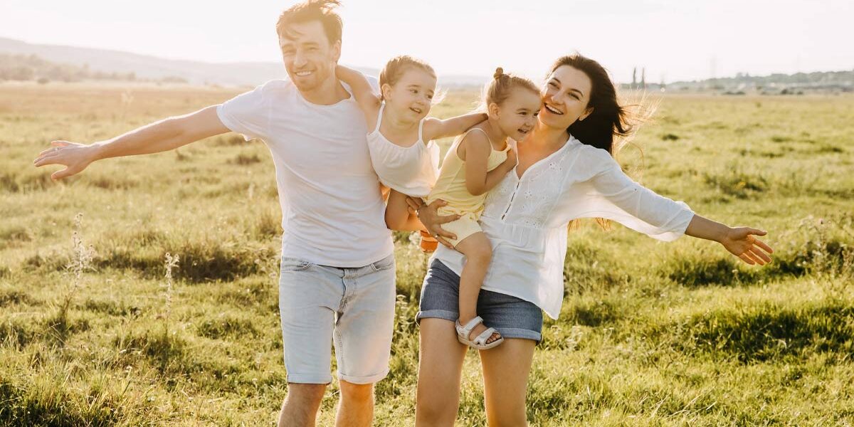 Eine Familie, mit Zuwachs, die sich auf ein neues zuhause freut