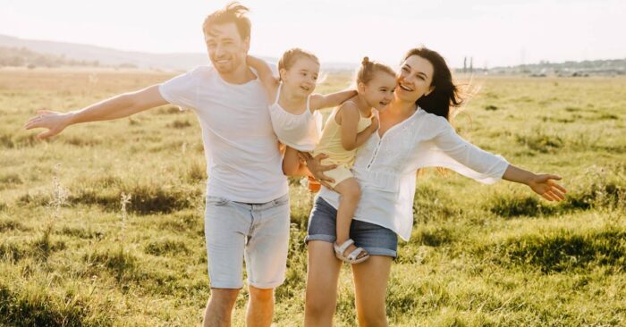 Eine Familie, mit Zuwachs, die sich auf ein neues zuhause freut