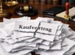 Auf dem Schreibtisch in einem Büro eines Notars liegt ein kleiner zerrissener Stapel eines Kaufvertrags, etwa 20 A4-Seiten. Auf dem Vertrag ist "Kaufvertrag zu lesen - also entsprechend dem Riss. Verkauf gescheitert