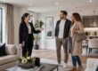 Immobilienmaklerin führt ein Paar durch ein modernes, helles Wohnzimmer – Symbolbild zum Thema professionelles Besichtigungsmanagement bei Immobilien.