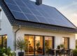Modernes Einfamilienhaus mit Photovoltaikanlage auf dem Dach als Beispiel für den Einfluss von Solarenergie auf den Immobilienwert.